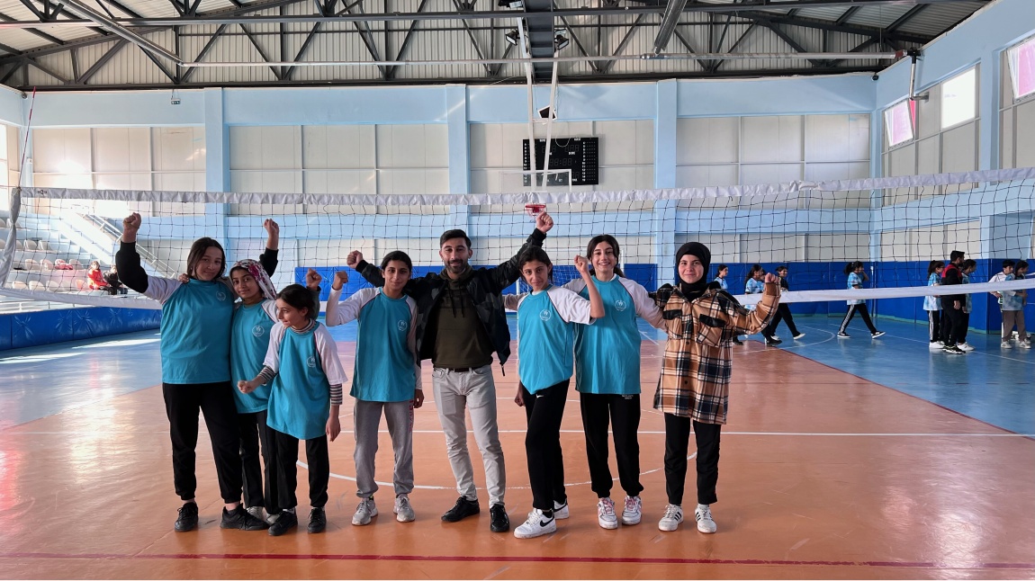 Doğankavak Ortaokulu Voleybol Takımı, Okullar Arası Turnuvada Yarı Finale Yükseldi!